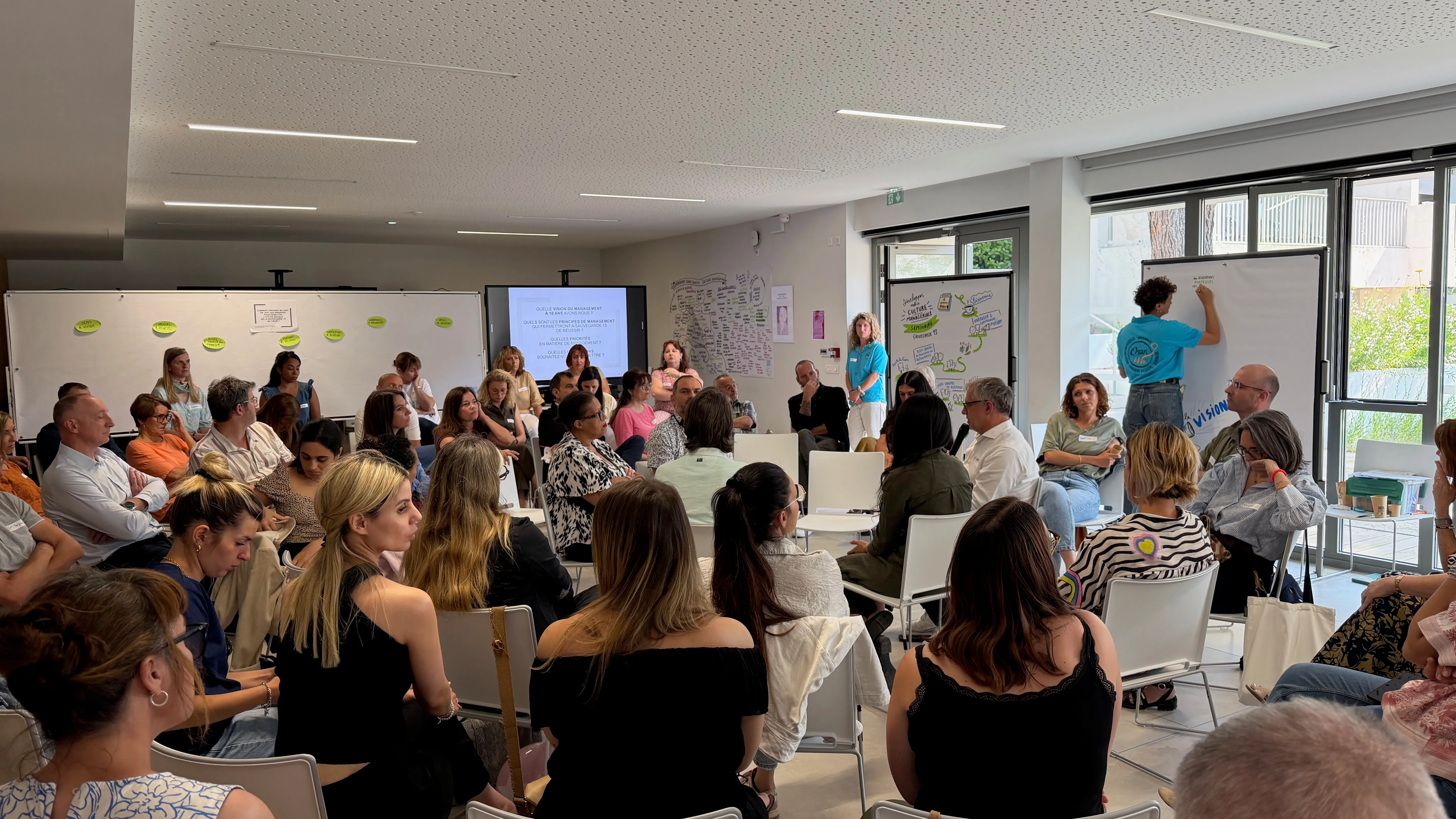 Un collectif en cercle pendant un atelier de facilitation graphique