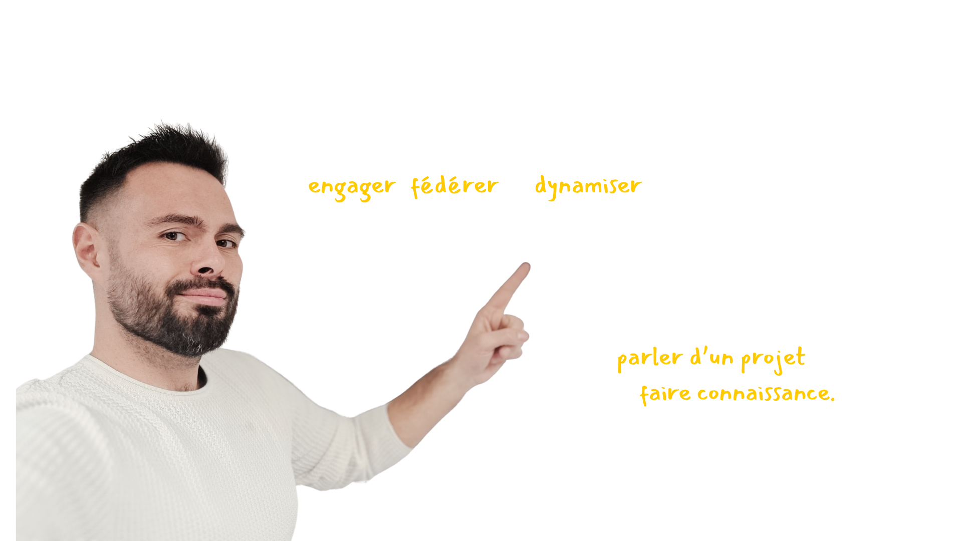 Un homme barbu, aux cheveux courts, portant un pull blanc, pointe du doigt vers un texte écrit sur un tableau noir en arrière-plan. Le texte est le suivant : NICOLAS VERDOT “J’utilise la facilitation graphique pour engager, fédérer et dynamiser les collectifs.”  Une icône de crayon dessinée est visible à droite de cette phrase.  En bas, un autre texte : “Tu veux parler d’un projet ou simplement faire connaissance.”  Une illustration de tasse de café et une flèche stylisée apparaissent à côté de ce texte, renforçant une invitation conviviale à échanger.